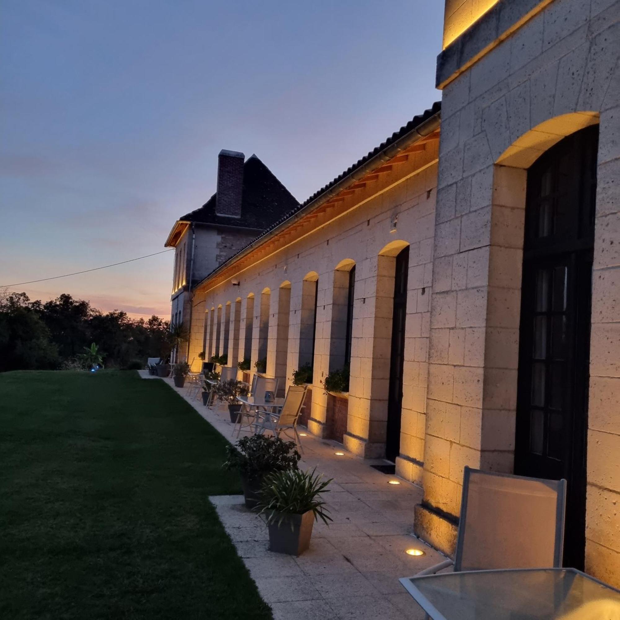 Chateau Neuf Le Desert Le Pizou Exterior photo
